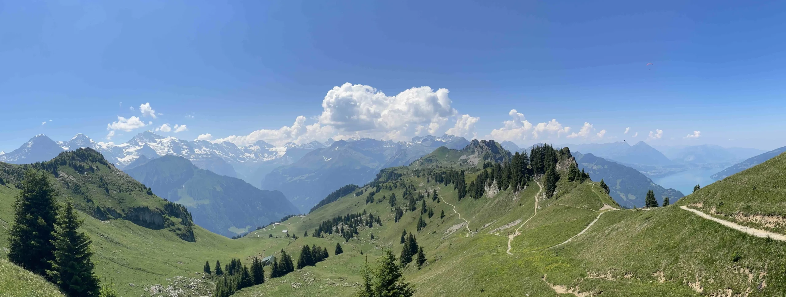 ユングフラウ三山とブリエンツ湖(Jungfrau range, Lake Brienz)